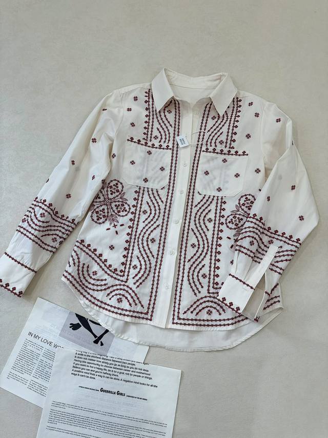 将复古浪漫融入到现代衣橱里.. 宫廷风配色刺绣小碎花图案衬衣 米白色和红色碰撞在一起 古典韵味浓郁 又有点淡雅的气质 微宽松的版型实穿性更高 34.36.38