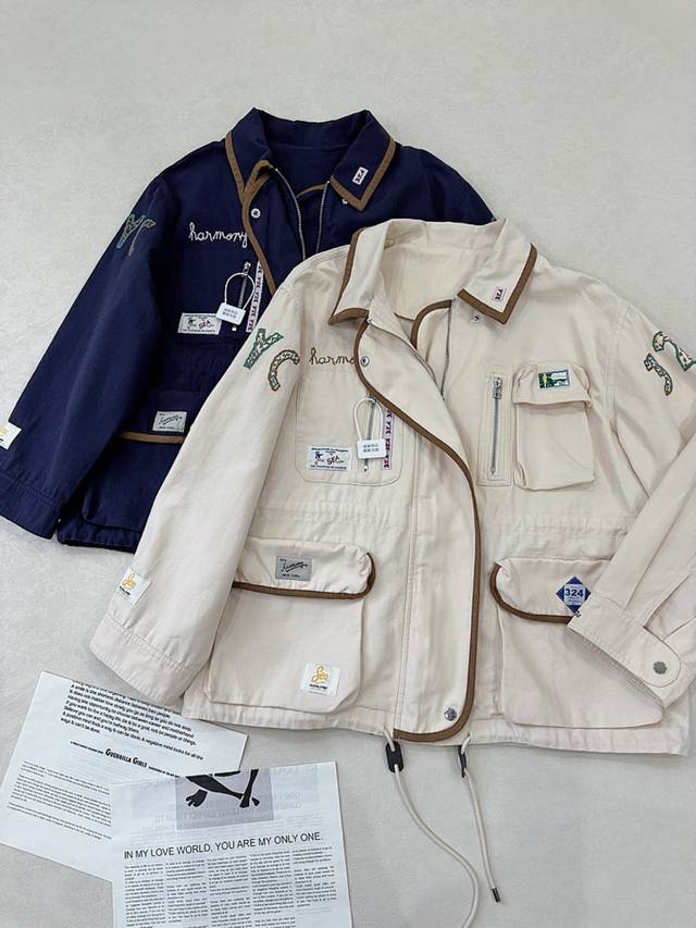 25秋冬 刺绣标牌工装风收腰多功能夹克外套 以工作服为灵感 带有定制的Se 标签、贯穿全身的精致刺绣和下摆可调节的抽绳 内里腰部也有抽绳设计 可定制合身感 提供