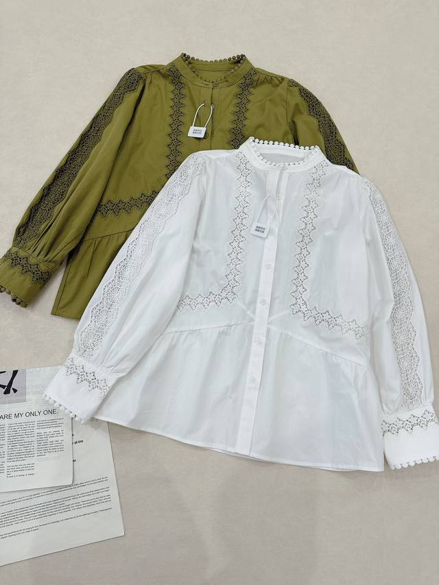 法式优雅.. 镂空绣花花边设计娃娃衣摆衬衣 一眼美上天了 整体采用蕾丝刺绣花边勾勒拼接剪裁 衣摆是精裁的娃娃式造型 袖口领口细节也是绝美滴 温柔甜美又浪漫 两色