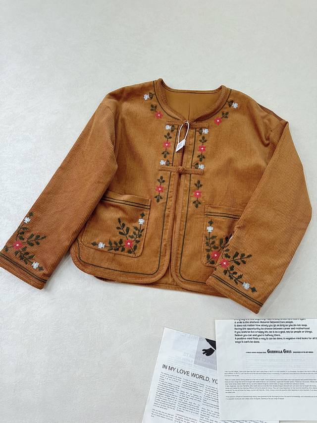 把糖炒栗子穿在身上 复古民族风情.. Sez～ 秋冬新Veste Manela 灯芯绒刺绣盘扣短款外套 小碎花刺绣花朵 结合新中式的风格 新颖别致 搭配裤子裙装