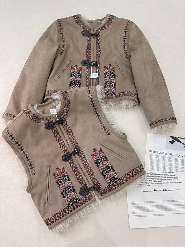 宋妍霏同款.. Im. 加厚羊羔毛皮毛一体夹克外套+马甲机车外套 内里是羊羔毛材质的 外面是鹿皮绒材质的 加入民族风刺绣元素 还有复古盘扣 又酷又有调性 保暖效
