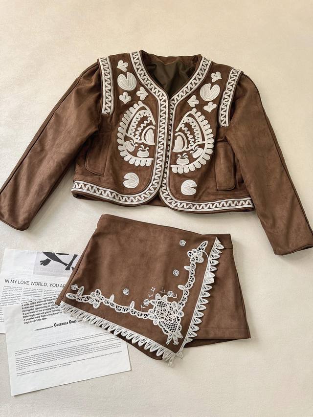 高街波嬉风情.. 假两件式短款外套+宽松马甲外套+叠片设计裤裙 可可棕色调 鹿皮绒与刺绣元素的完美融合 形成撞色的视觉 重工且精致 34.36.38 外套 马甲