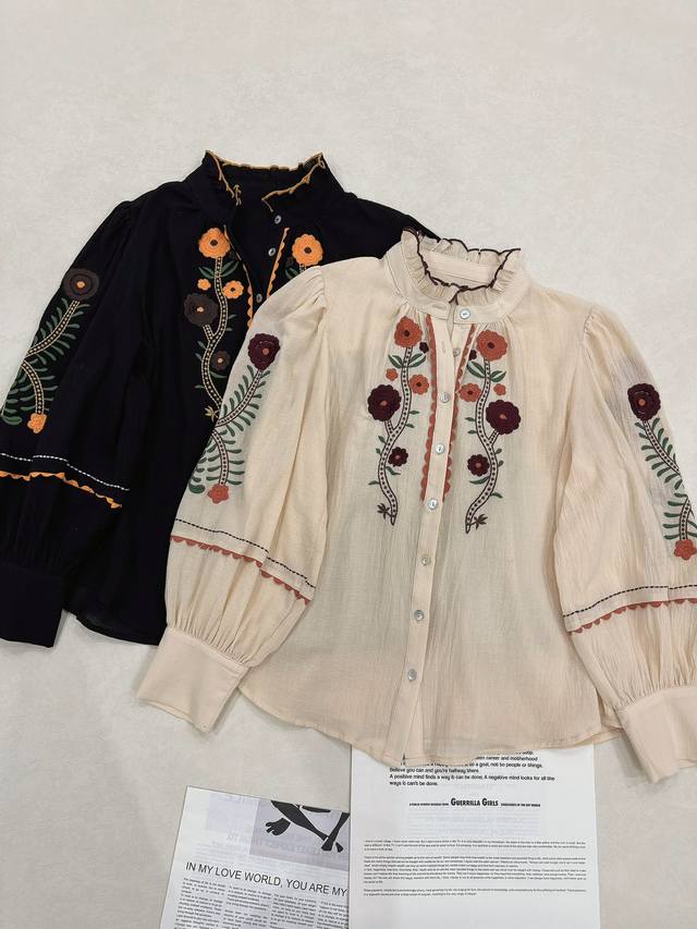 对这种复古小衫没有抵抗力.. 藤蔓刺绣立领花边衬衣 泡泡袖设计+拼色效果绣花 法式宫廷气场很足 皱皱棉材质舒适柔软 精致又松弛 两色34.36.38