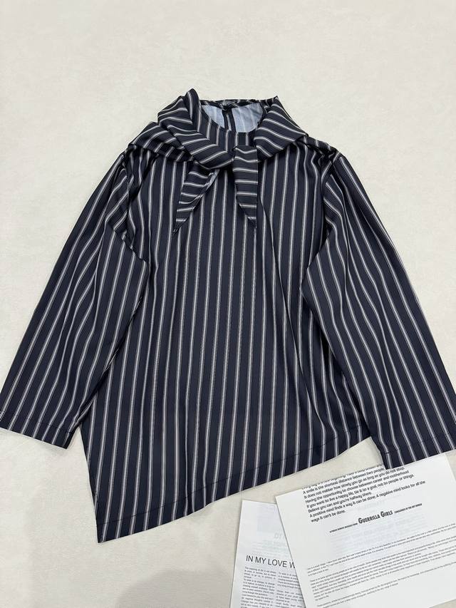 一眼入迷.. 新品 可拆卸领巾设计不规则条纹上衣！ 采用不对称前襟设计 单侧开衩的效果 领巾是单纽扣可拆卸的 搭配条纹印花 气质慵懒时尚 粘纤材质 上身轻盈飘逸