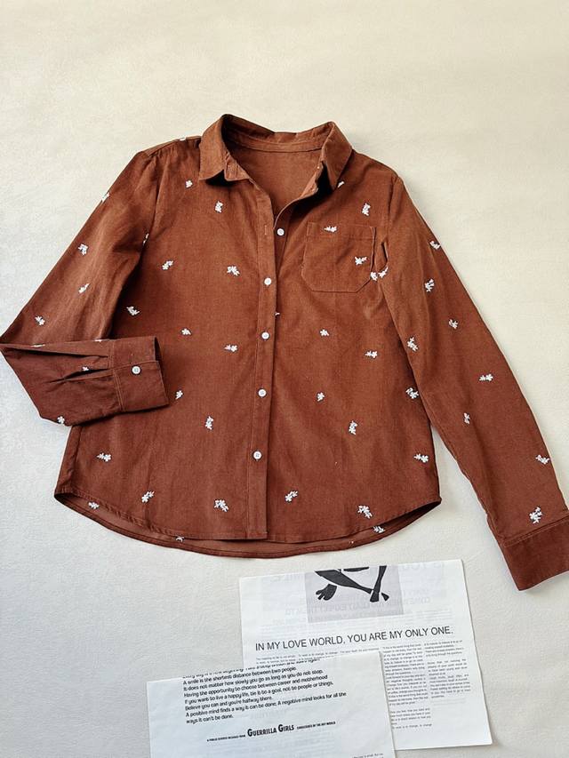 有亮点有内涵的日常衬衣～ Sez. 25秋冬 Tomboy 时尚经典直筒胸前口袋长袖衬衫 细条纹纹理灯芯绒材质 偏薄柔软的 贴肤穿完全没问题 白色小碎花刺绣别致