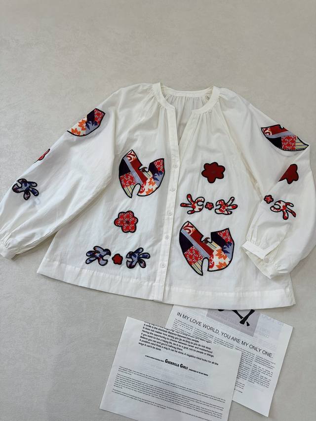 有点俏皮有点可爱！ V领设计趣味贴布刺绣宽松衬衣 温柔干净的米杏色 加入彩色的有趣的贴布刺绣图案 靓丽夺目 有活力有魅力 34.36.38