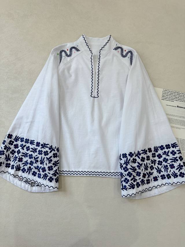 东方诗意！25 立体浮雕刺绣棉麻混纺长袖衬衫.. 宽松袖子设计 袖口小碎花花朵刺绣 有种浓烈的古典气质 波浪刺绣花边点缀 肩部位置拼接剪裁 温婉而动人 34.3