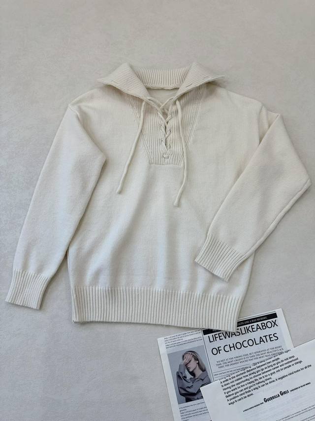 秋冬的温柔感 来自这件奶Fufu的毛衣.. Isa. 交叉绑带设计翻领奶白色羊毛 突出了精致的V领设计 轮廓清晰自然 整体时髦又利落帅气 宽松版型很好驾驭 34