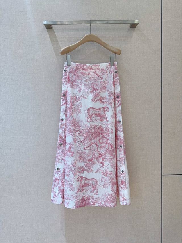 Dio*R新款半裙 中长款高腰动物丛林系列印花半裙 纯棉材质、粉色印花手感柔软细腻，2侧金属牟钉纽扣开合设计，中高腰超大裙摆超显腿长，可搭配系列衬衣， T桖，下