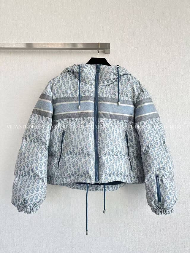 爆款现货 Logo连帽外套 采用 100% 聚酯纤维面料 面料具有出色的耐磨性和抗皱性，能让棉服长久保持良好的外观，不易磨损和起皱 聚酯纤维具有防风性能，有效阻