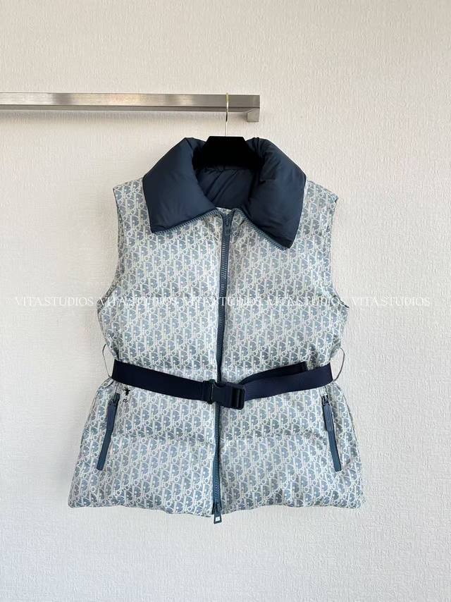 爆款现货 腰带马甲背心 采用 100% 聚酯纤维面料 面料具有出色的耐磨性和抗皱性，能让马甲长久保持良好的外观，不易磨损和起皱 聚酯纤维具有防风性能，有效阻挡冷