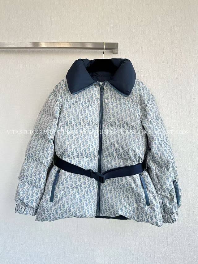 爆款现货 腰带拉链外套 采用 100% 聚酯纤维面料 面料具有出色的耐磨性和抗皱性，能让棉服长久保持良好的外观，不易磨损和起皱 聚酯纤维具有防风性能，有效阻挡冷