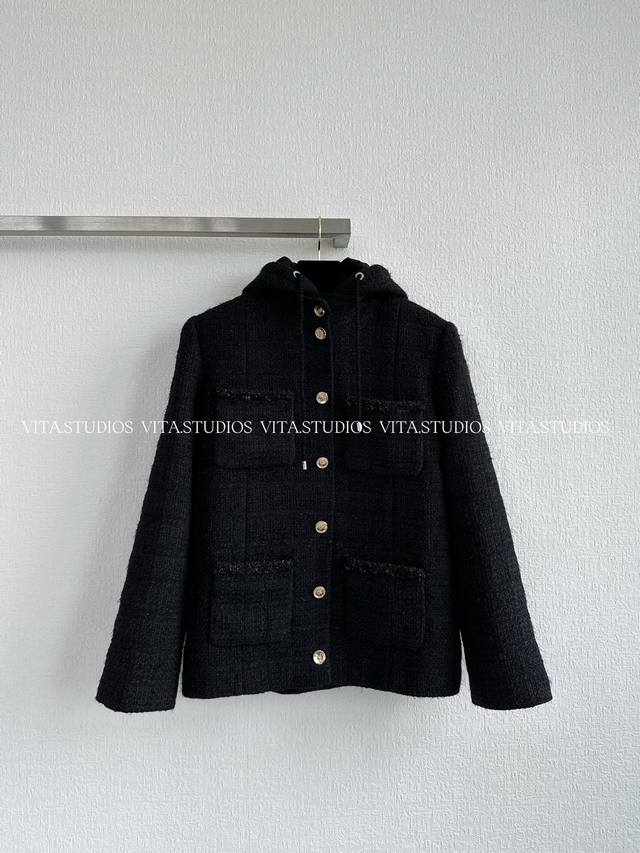 爆款少量现货 粗花连帽外套 采用粗纺面料，纹理有质感，粗纺面料有良好的保暖性 里布采用真丝面料，手工订有花边，真丝的柔滑与花边的精致 经典的黑色调，简约大气 整