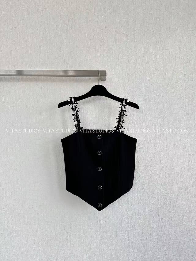 爆款翻单出货 蝴蝶结吊带背心 甄选100%棉面料，棉质面料质感柔软，贴肤亲柔。 里布采用提花双乔，光泽与柔软触感，质感温润且富有重量感，前中扣子手工缝制，扣子带