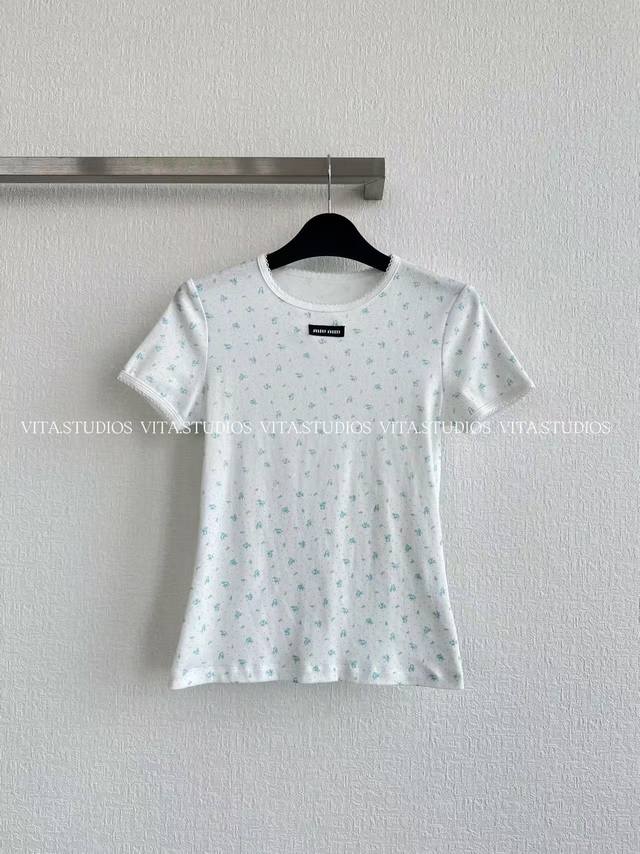 爆款现货 圆领短袖T恤 采用100%棉面料 ，亲肤透气，日常穿着舒适 面料的印花工艺细腻，碎花图案清新浪漫，为短袖增添春日气息 领口、袖口边采用波浪牙工艺，边缘