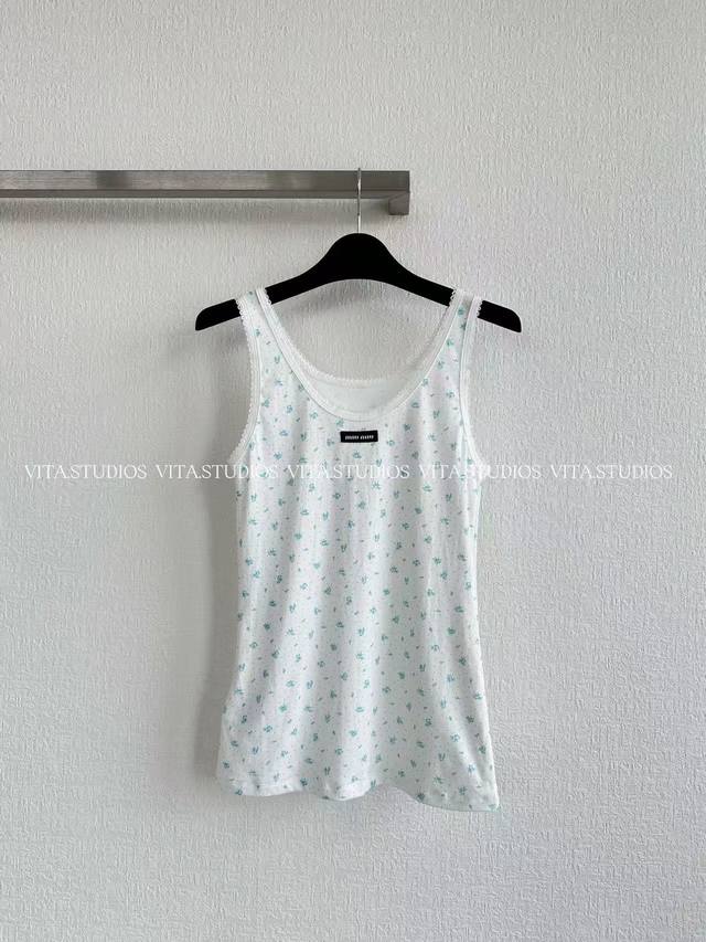 爆款现货 U领印花背心 采用100%棉面料 ，亲肤透气，日常穿着舒适 面料的印花工艺细腻，碎花图案清新浪漫，为背心增添春日气息 领口、袖口边采用波浪牙工艺，边缘