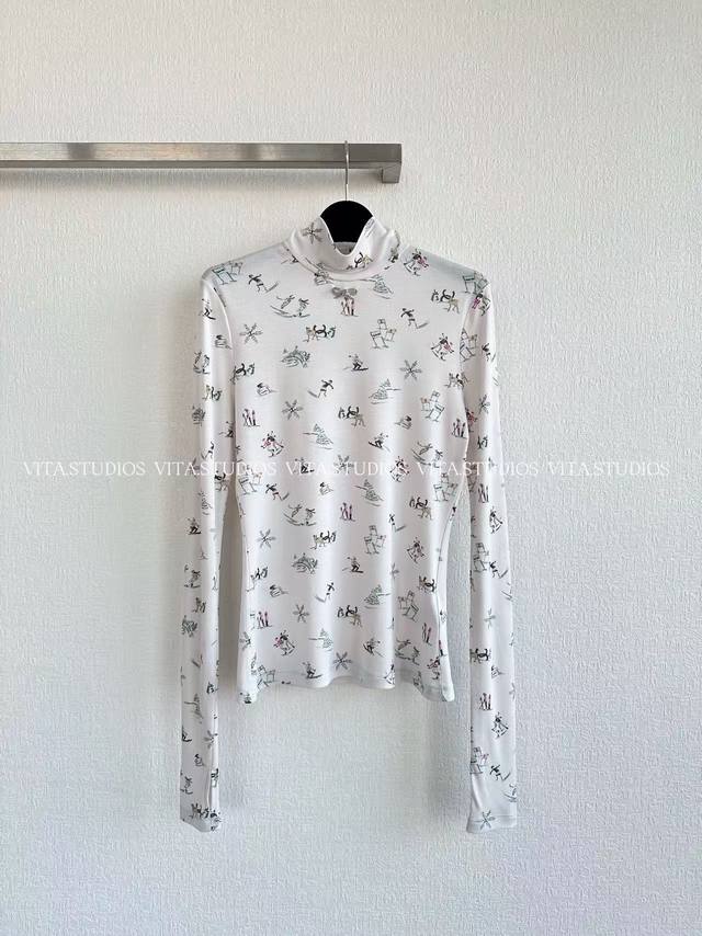 爆款预定 滑雪印花高领长袖 采用100%莱赛尔面料 亲肤透气且垂坠感佳 印花工艺细腻考究，滑雪、雪花等图案充满冬日气息 为长袖注入独特的设计感 后领装隐形拉链，