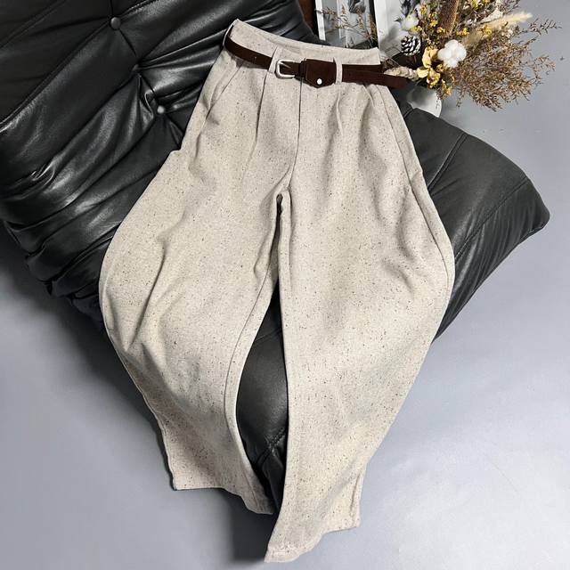 25秋冬新款毛呢休闲裤 深灰 浅灰 米杏三色，搭配棕色腰带，阔腿版型高腰设计，配短上衣是干练达人，搭毛衣是慵懒美女 版型超显高显瘦推荐入 3色Sml