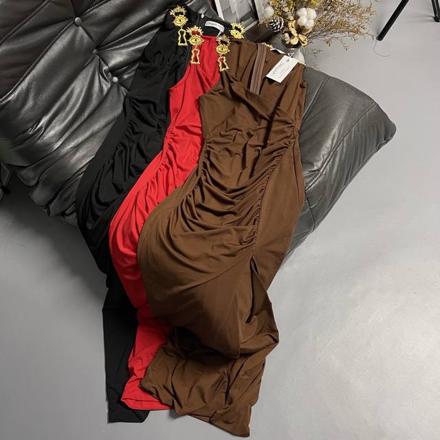 夏帕瑞丽25新款连衣裙 修身款褶皱把身材曲线衬得巨绝！ 黑色是冷艳御姐，红色是复古港风大美人，咖色 是慵懒氛围感女神～ 面料软乎乎的，垂坠感绝 了，肩带精致的金