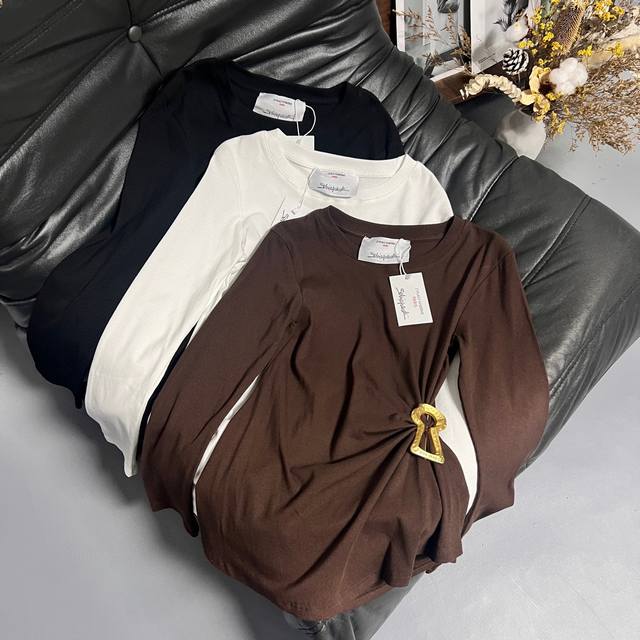 十拿十补 夏帕瑞丽25爆款上衣 爆款推荐黑 白 咖，基础圆领小设计感，腰部做了褶皱设计超显瘦，配色金属别针点缀 显瘦又百搭的一款谁不爱 3色Sml