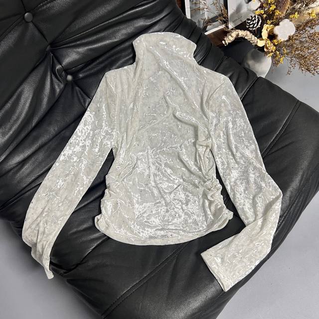 25新款烫钻丝绒上衣 强烈推荐入的一款 太高级了，真丝丝绒重工烫钻 搭半身裙是优雅名媛，中高领设计，超百搭 3色Sml