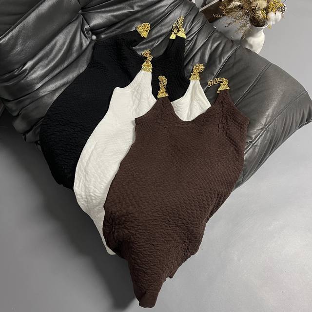 夏帕瑞丽25新款连衣裙 压纹面料金属链条肩带，软乎 乎又带点肌理感，单穿是辣妹本妹，外搭西装秒 变拽姐～3色Sml