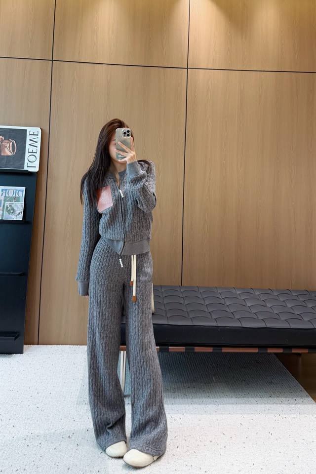 25秋冬新款圆领麻花毛衣套装，谁穿谁好看 精致设计，简单大气，上身自带气质~ 精致的圆领版型配上抽绳长裤，满满的千金范儿，上身巨好看 粗针绞花营造休闲又慵懒的氛