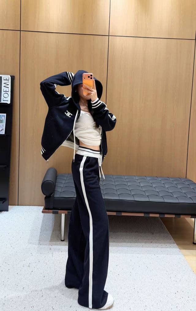 25撞色拼接休闲套装 带帽拉链休闲外套，搭配微喇休闲裤，定制面料，日常穿搭 高级的调调又A又飒！ 立体剪裁 经典的版型，设计自带高级感， 可甜可盐随意搭配超好看