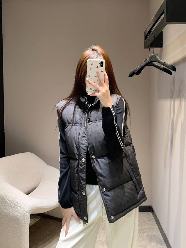 25Fw秋冬新款 十字架印花羽绒马甲背心每颗纽扣都刻着克罗经典十字花纹立领短款版型，90白鸭绒填充两色Sml