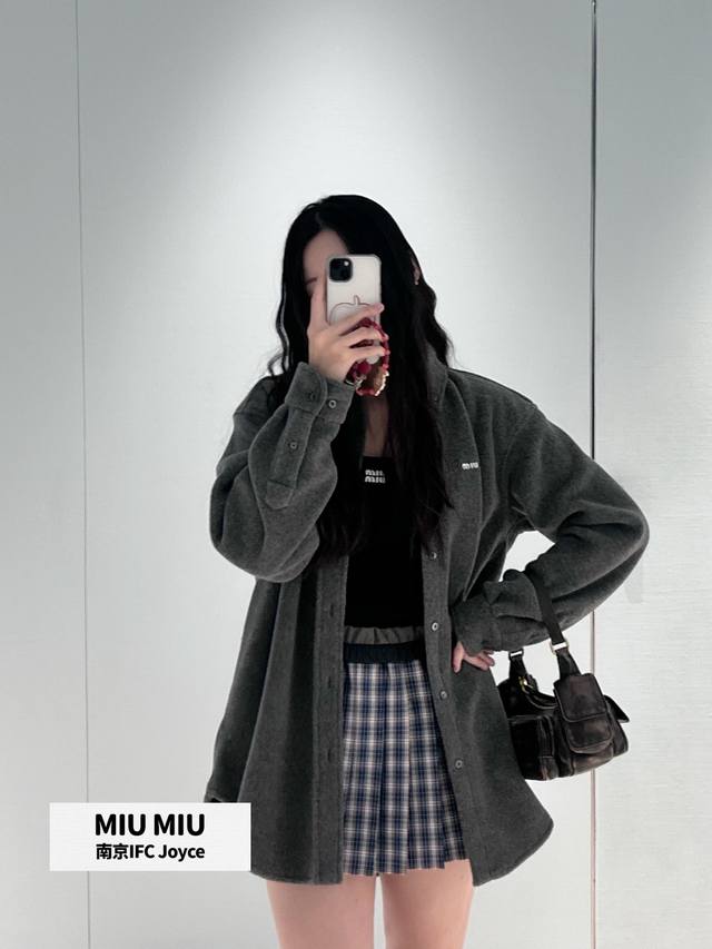 Miu25Fw秋冬新款 翻领羊毛摇粒绒长款衬衫翻领衬衫版型融合羊毛摇粒绒面料Sml