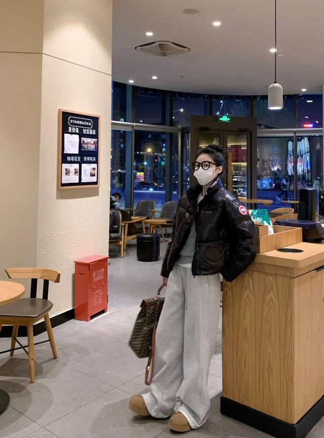 25新款羽绒服大鹅 短款设计的,上身超级显腿长!而且很轻便很舒服,一点都不重!搭配了大长腿卫裤,肯豆风立马出来了。太显比例好短款羽绒高板本十拿十补Sml 25新款羽绒服大鹅 短款设计的,上身超级显腿长!而且很轻便很舒服,一点都不重!搭配了大长腿卫裤,肯豆风立马出来了。太显比例好短款羽绒高板本十拿十补Sml