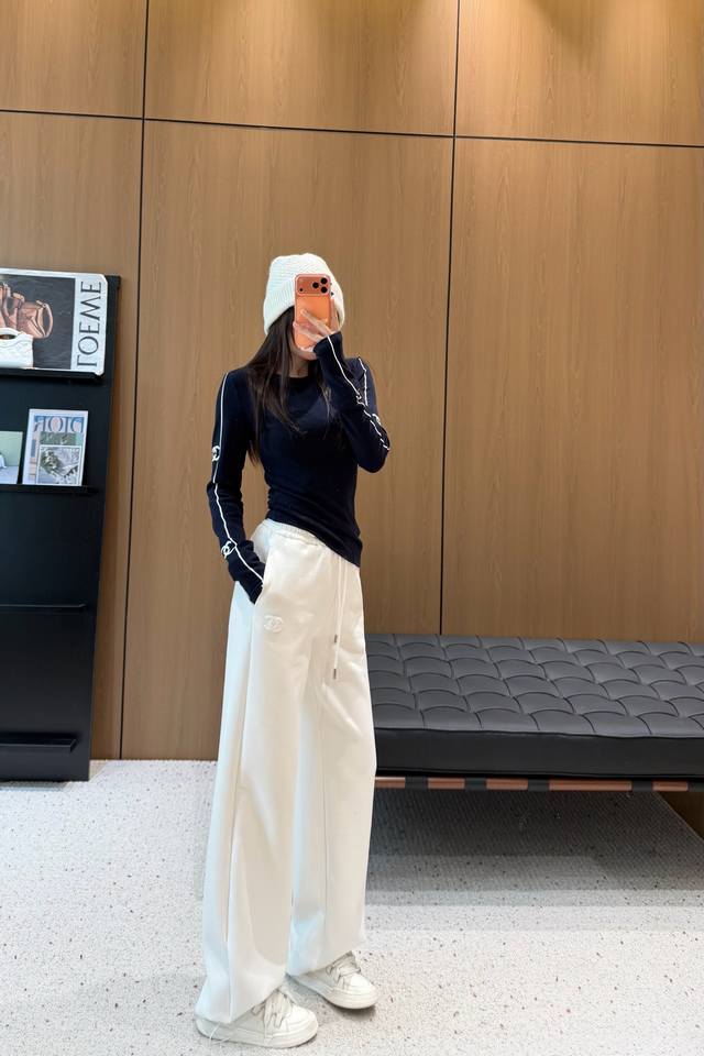 25加绒抽绳休闲裤 这款裤子选用优质面料，工艺设计，清新的色系 挺括的版型与个性的设计相结合，专属品牌配件装饰，让你成为最独特的存在。 无论是潮流前线还是日常休