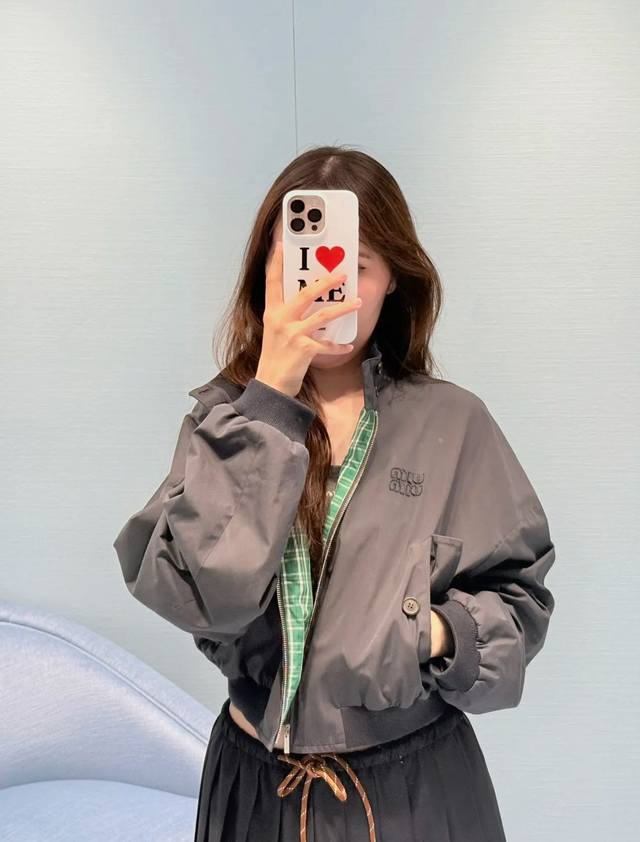 Mi*夹克以纺织拉链短款设计展现了舒适与优雅并存的风格。其蓝色与灰色的经典配色，让这款单品无论搭配运动裤还是休闲裤，都能轻松打造出别致的街头风格。立领设计与拉链