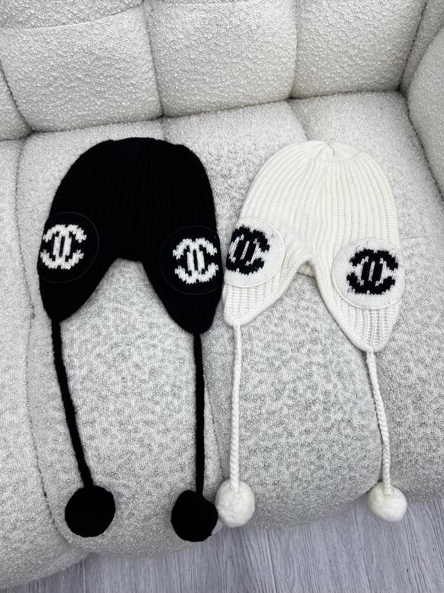 Chane*毛球滑雪帽 选用细腻羊绒混纺真丝材质 贴合头部线条的针织帽型 耳边垂坠感十足 搭配毛球更显可爱 侧面撞色双C点缀 时髦百搭