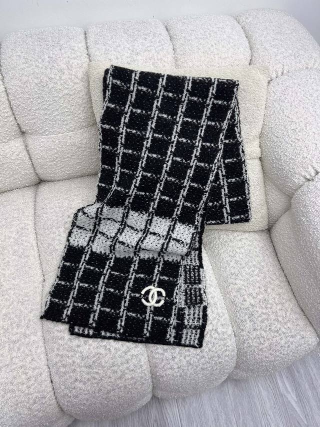 Chane*羊绒格纹围巾 选用羊绒羊毛真丝材质 撞色复古格纹图案氛围感满满 复古时髦 精致百搭