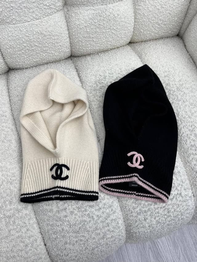 Chane*羊绒套头帽 选用细腻羊绒针织面料织就 撞色双C点缀 时髦百搭