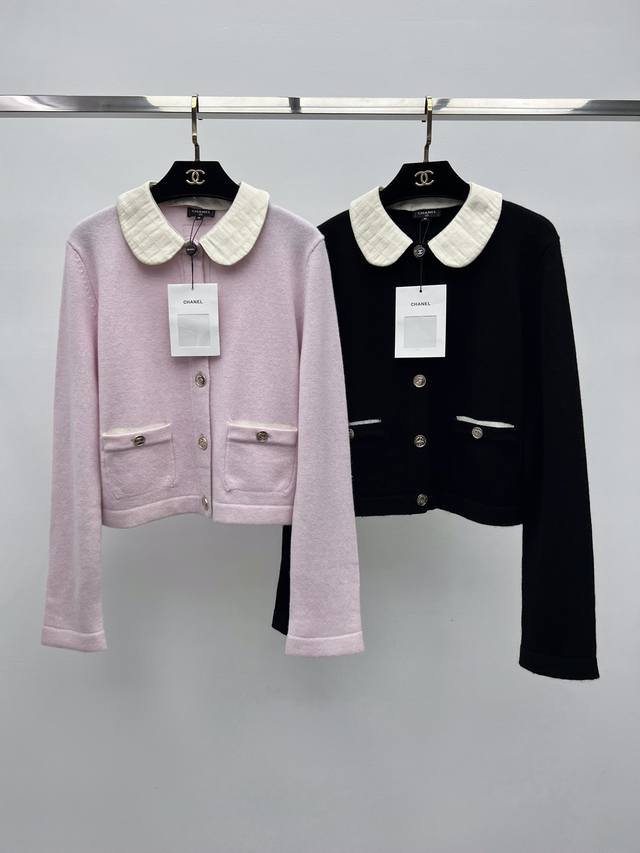 Chane*领子拼接羊绒开衫 25B可拆卸拼接领针织小开衫 选用100*羊绒面料制作 双口袋设计减龄俏皮 经典圆领常规版型剪裁 拼接撞色可拆卸领子细节 衣身配合