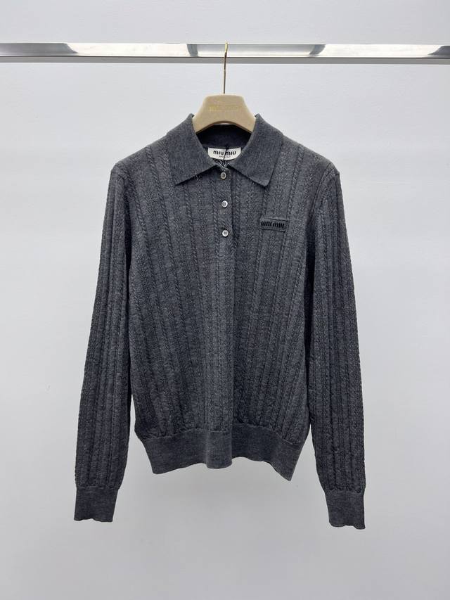 Miumi*羊绒polo毛衣 一款散发女性魅力的精致单品，这款柔软的羊绒polo毛衣以精致的镂空针织和麻花针织图案为特色，突出其轻盈和细腻的本质，经典减龄学院风