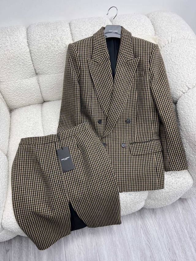 爆款 * 格纹开衩半裙套装 选用羊毛混纺面料制作 经典高腰铅笔裙版型剪裁 侧面插兜和正面开叉细节 性感优雅 时髦摩登 Sml