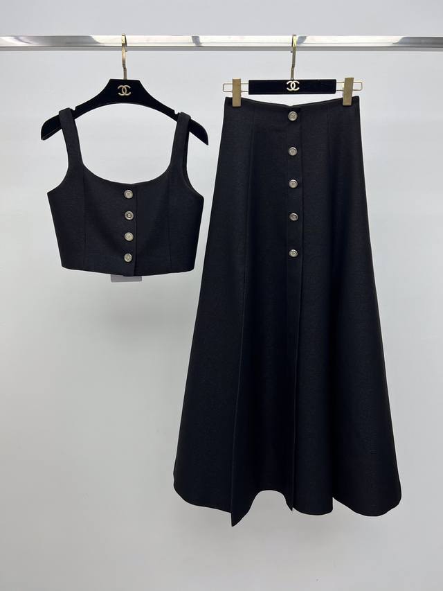 Chane* 细闪软呢套装裙 度假系列 软呢混搭细闪自带贵气高级感 细肩带短款版型剪裁 Logo银扣开合 搭配高腰开叉长款半身裙 一套上身超美宛如优雅黑天鹅 S