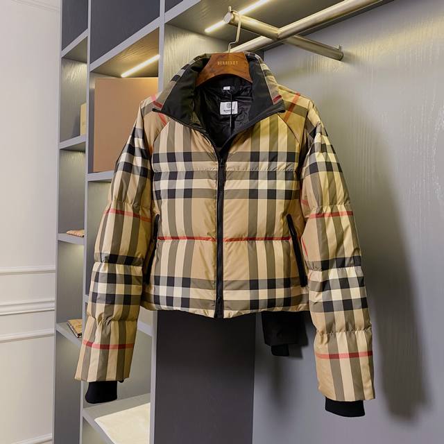 格纹短款羽绒服 Bur今年最火爆的短款羽绒服来袭！！！转图必卖款！火爆系列格纹风衣驾到 ：采用常规高腰版形面包服设计！部分地区不分身材都可以任意上身搭配！非常！
