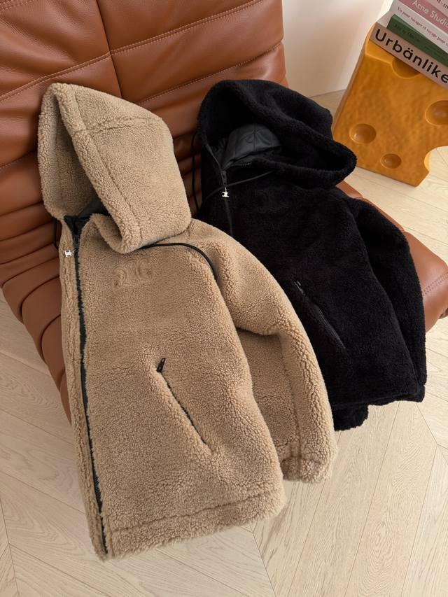 25秋冬 凯旋门Logo刺绣装饰毛绒棉服外套冬季就是要毛绒绒的氛围感 保暖又时髦 绝对是冬季必备的轻便款毛绒外套 阔性感不挑身材 内里是棉服设计 保暖效果超赞