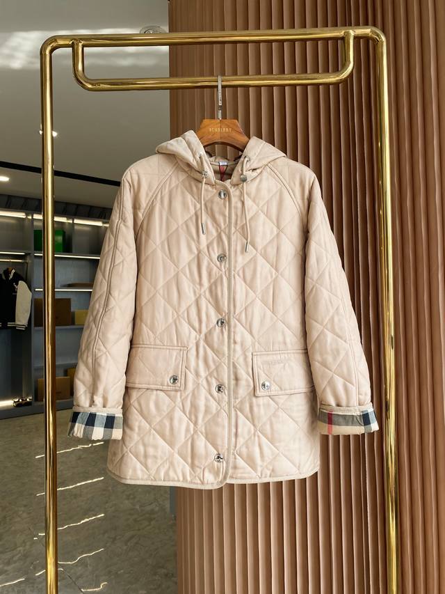 Burberry 家 秋冬！菱形绗缝温控连帽外套 Bur王牌货品，菱格连帽大衣。菱格夹棉连帽款式，薄厚适中，复古的时髦 ，永远都不褪流行。 Bur王牌货品 秒杀
