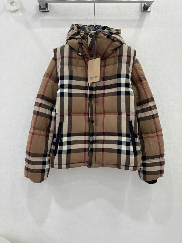 Burberry 巴宝莉 秋冬新格纹连帽羽绒服 袖子可拆卸当马甲穿， 一衣两穿，很实用！蓬松极佳，保暖 零下10穿上都不会感觉冷 冬季必备防寒神器 外层进口定制
