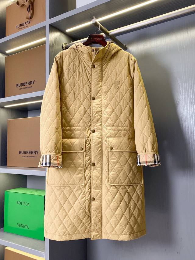Burberry 25秋冬新款菱格连帽绗缝棉服外套 官网在售 专柜同步 高版本 颜色对版 轻盈绗缝风雪大衣，选用防护性尼龙面料打造，前胸点缀同色系 B 字型盾牌