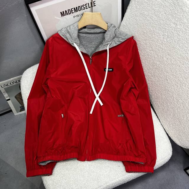 Miumiu新款 双面穿外套大爱大爱的 撞色连帽的设计白色抽绳一搭，休闲感拉满，日常出街或者上学穿都很合适～ 面料是风衣料和卫衣料，都是专门专柜订制的全部手工修