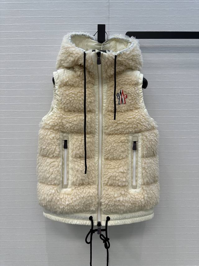 独家首发原单品质Mo滑雪系列仿羊羔毛羽绒马甲定制环保泰迪绒毛毛面料软糯细腻，气质双拉链抽绳下摆设计！减龄少女风穿搭，国标羽绒填充轻盈保暖面料，经典版型演绎秋冬叠