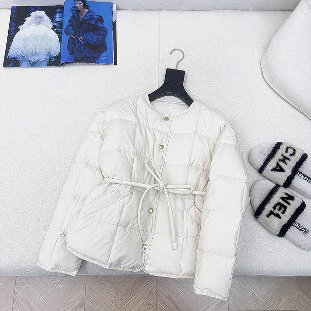 时髦达人必备 原单品质 Mc 25Ss 秋冬最新款软绵绵面包服羽绒圆领外套高定哑光面料 国标进口90白鹅绒 非常厚实蓬松 超级干净的杏色 百搭黑色 真的太好看了