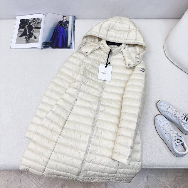原单品质 Mc 25Ss 秋冬最新款收腰连帽轻薄长款羽绒服 定制开发五金配件所有细节处理全面到位 收腰完美版型上身效果超赞 女神必备 百搭时髦又帅气 国标90白
