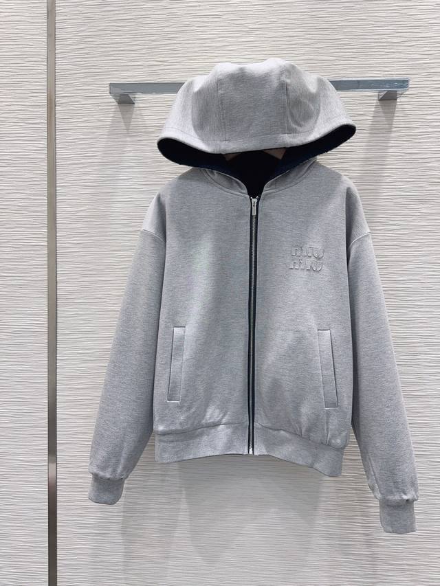 Miu Mi* 2025Fw新款外套 双面可穿 出货即爆单 特殊材质有肌理感 每个小细节都非常注重 恰到好处的高级感 立体剪裁 让成衣上身更为精致洋气 开模定制